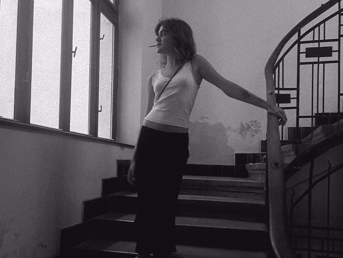 Carla Recasens en una composición en blanco y negro